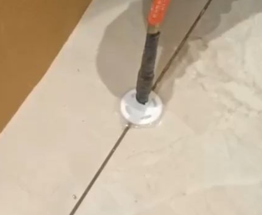 乌恰瓷砖空鼓维修公司专业解答瓷砖在铺贴过程中，如果没有涂抹均匀到位的粘结材料（如水泥砂浆或瓷砖胶），可能会导致以下问题